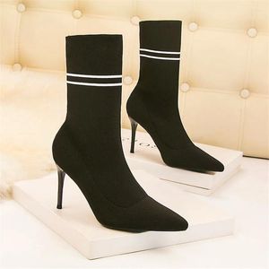 Boots 2024 Fashion Tricoting Elastic chaussette d'automne Show Thin Stretch Work Femmes Femmes courtes Postèmes de talons hauts sexy