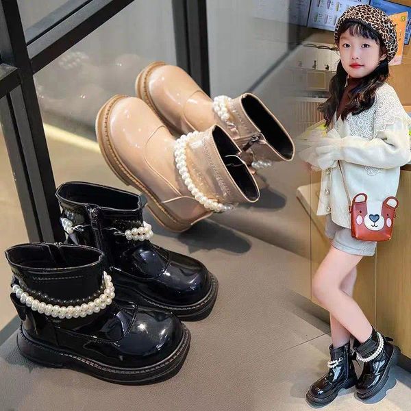 Bottes 2024 filles courtes polaire petit cuir automne et hiver chaîne de perles en peluche mode noire pour enfants