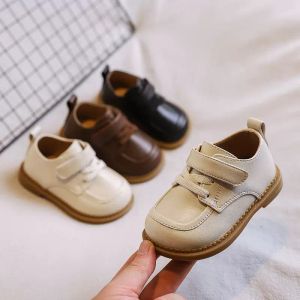 Boots 2024 Nouveau bébé Pu Leather Chaussures Kids Flat Heel Toddler Boy Chaussures Mariage Party Brown Brown Beige Solid Infant Chaussures Girls H01133