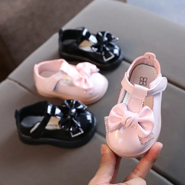 Bottes 2024 Nouvelles chaussures de bébé printemps en cuir breveté nouveau-né les filles filles de 1 à 3 ans Princesse Bowknot Baby Robe Chaussures E07202