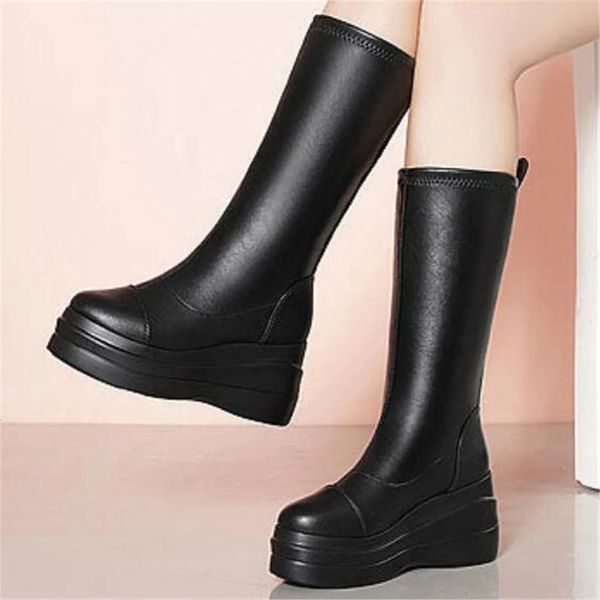 Bottes 2024 chaussures femmes mi-mollet bottes intérieur rehaussement Muffin semelle épaisse longues chaussons en cuir souple coin haut Tube chevalier bottes 231204