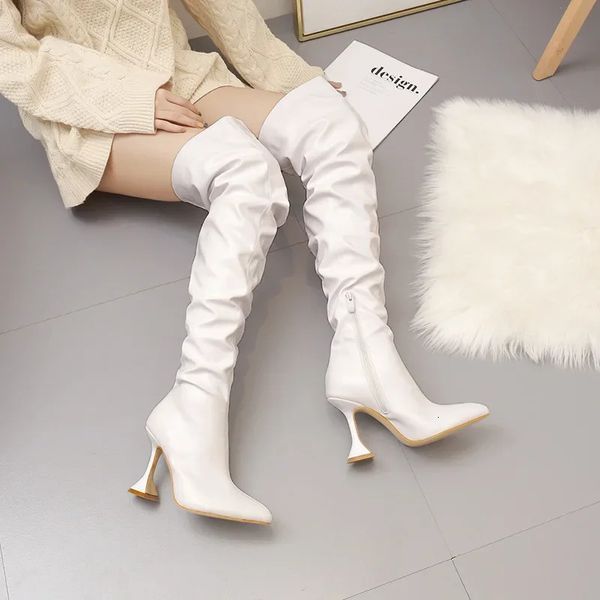 Botas 2024 Botas de cuero de invierno Mujeres Stiletto Punta estrecha Botas de rodilla de tacón blanco Tacón de copa de vino Cremallera lateral Muslo Gigh Botines 231204