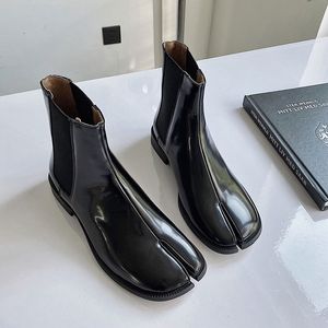 Laarzen a03 heren casual split teen platte microfibric designer man schoenen glijden op mannelijke tabi mans patent 230817