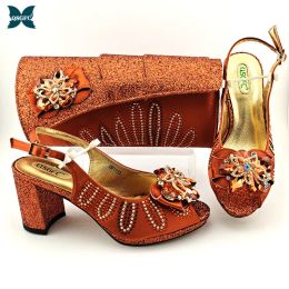 Bottes africain 2022 Design italien du design décoré de chaussures de mariage et de sac et sac de mariage en métal coloré en couleur orange