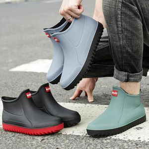 Bottes Chaussures de la cheville Mentes imperméables Boots en caoutchouc Talon plat 2022 Spring Male Boots Boots Chaussures Chaussures d'eau avec chaussettes Boots Rain