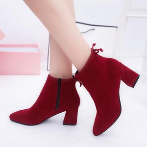 Bottes automne et hiver 2023 courtes femmes pointues épaisses avec des bottes pour femmes de grande taille à talons hauts1