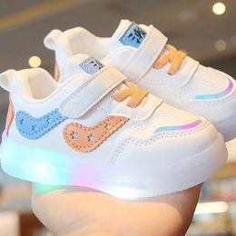 Laarzen Baby Led Schoenen Voor Jongens Meisjes Lichtgevende Peuter Kids Zachte Bodem Sneakers Met LED Verlichting Gloeiende tenis 231030