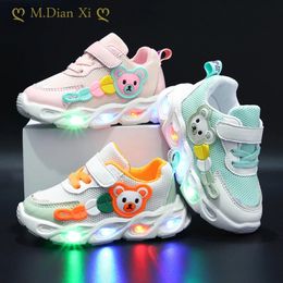 Bottes bébé chaussures lumineuses pour garçons brillant enfants baskets enfants filles respirant enfant en bas âge avec lampes de poche LED 231017