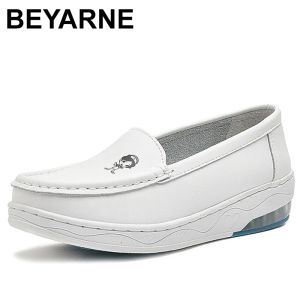 Boots Beyarne Sneakers Femmes Chaussures de marche 2021 Nouvelles chaussures d'infirmière en cuir Chaussures infirmières à semelle douce