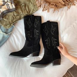 Botas de gamuza de vaca negra para mujer, botas bordadas hasta la rodilla, vaquero occidental, retro, sexy, puntiagudas, tacones gruesos, vaqueras largas