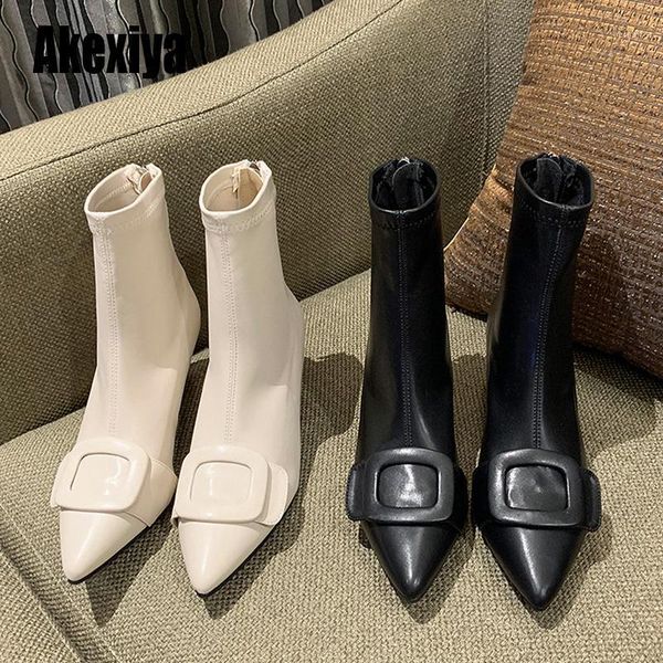 Botas negras de tacón alto y grueso para mujer, botines cortos elegantes con punta en pico para mantener el calor, decoración con hebilla para mujer, U8691, 2021