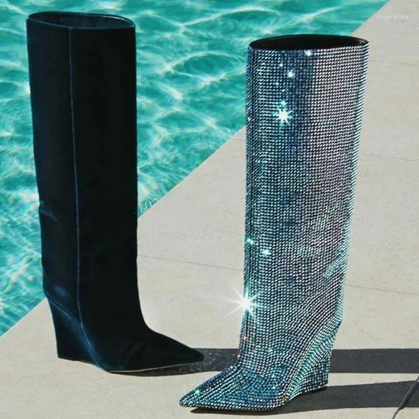 Botas Bling Crystal Wedge Mujeres espejo de punta puntiaguda Tacos de cuero brillante rodilla de invierno zapatillas de pista de alta moda