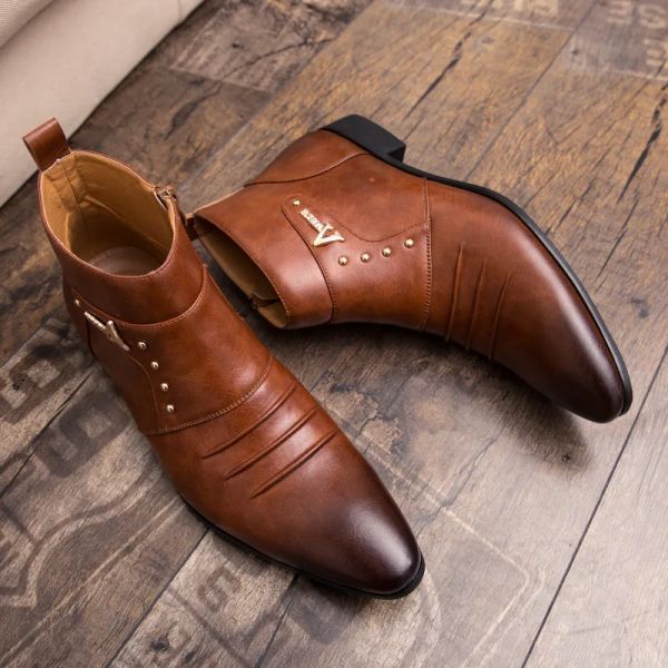 Bottes British Style Men Ankle Pu Le cuir bottes pointues Toe Business Wedding Men Dress Chaussures Metal Men de bureau Décoré Bottes