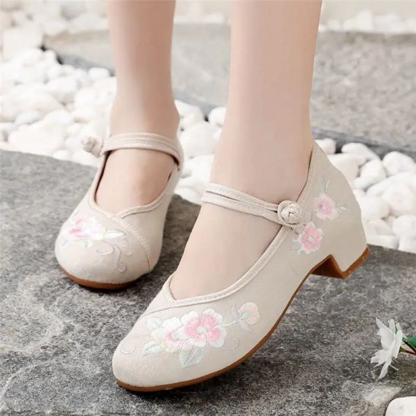 Botas zapatos bordados chinos para mujeres Tacones altos Cheongsam zapatos madre de estilo nacional primavera y otoño zapatos de tela beijing