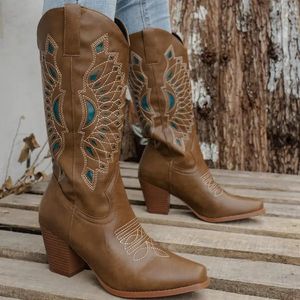 Bottes Cowboy Brown Western 2024 Punk Cool Cowgirl Boot pour femmes pointues mi-mollet broderie talon épais 231026