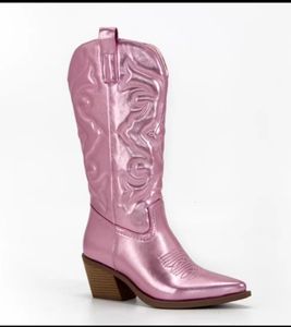 Laarzen Cowboy Roze Cowgirl Laarzen voor Vrouwen Mode Slip-on Geborduurde Puntschoen Chunky Hak Mid Calf Westerse Laarzen Glanzende Schoenen 230328