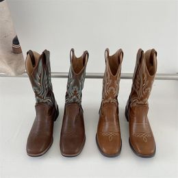 Bottes Cowboy Bottes Courtes pour Femmes Cowgirl Mode Western Bottes Femmes Brodé Casual Bout Carré Designer Chaussures 230719