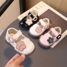 Bottes chaussures de bébé mignonnes pour bébé fille en cuir breveté Toddler Baptême chaussures avec fleur 2023 Nouvelles chaussures de fête de nouveau-nés de printemps f11241