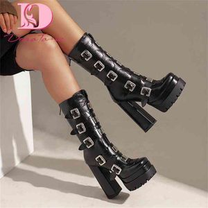 Bottes DoraTasia nouveau Cool dames gothique bottes Sexy femmes chaussures plate-forme boucle carré talons hauts hiver Cosplay fête Punk bottes femme 220903