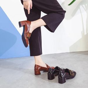 Boots Famous Brand Femmes rétro Square Toe Chunky Small en cuir chaussures de style collège oxfords mots deux usure de usure de mules pompes