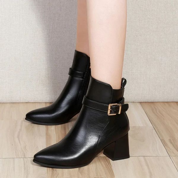 Botas moda estilo británico 2023 otoño/invierno Nuevo apartamento puntiagudo tacón grueso botón botín casual hebilla retro bota corta mujer