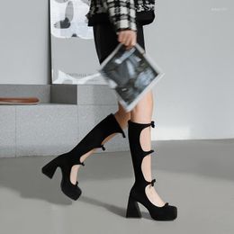 Botas Fashion Buckle Gladiator Zapatos Roma Summer Negro Red Red Knee Alta Damas Recortes Pombas de cuero Pombas