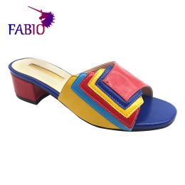 Bottes à la mode et délicate Patchwork multi-couleurs Lédies pour femmes pantoufles pour femmes chaussures de style nigéria
