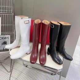 Bottes à la mode genou femmes en cuir véritable talon épais côté designer chaussures fermeture éclair décontracté chevalier botte boucle en métal décoration bout carré classique talons bas