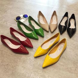 Botas zapatos de tacón plano para mujeres patente de patente puntiagudo limón vino amarillo dama roja de moda