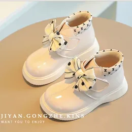 Boots Girls 2024 Spring and Automn Bow Soft Sof Sole en cuir authentique Middle Big Children Short Baby Shoe