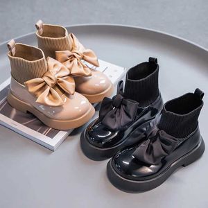 Boots Girls Black Anti Slip Childrens Fashion Bow Elegant 2022 Glossy British Uniforme Childrens School Chaussures Simple and Casual 2022 Choques et bottes respirant WX5.29