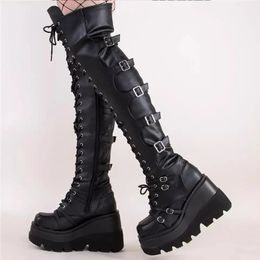 Bottes Gothique cuissardes bottes femmes plate-forme compensées moto botte sur le genou armée décapant talons Punk à lacets boucle de ceinture longue 231207