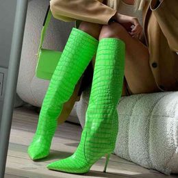 Botas de cuero Artificial de alta calidad, tacón fino, puntiagudas, largas hasta la rodilla, Otoño Invierno 2021, nuevos zapatos de mujer, verde, azul, 220901