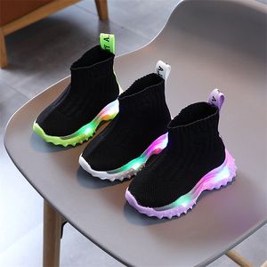 Bottes Enfants Baskets Enfants Bébés Filles Garçons Maille LED Chaussettes Lumineuses Sport Run Chaussures Sapato Infantil Light Up E07243 220921