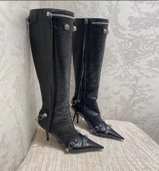 Botas zapatillas hasta la rodilla diseñadores de botas altas zapatillas de cuero de cuero hebillas embellecidas con cremallera punteada tacón tacón de lujo dfhfgdh