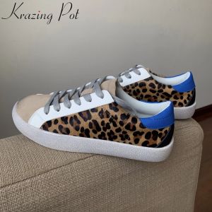 Botas Krazing Pot Brand de cuero de vaca Horsehair Leopard de zapatillas Redondeo Redonde Toe Grueso Bottle Lace Up Aprendible Mujeres casuales zapatos vulcanizados