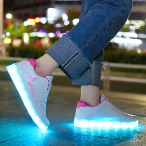 Boots Kriativ USB Light Chaussures Lumineuses baskets 2023 LED Casual Light Up Children Femmes adultes Shuffle Shoes Girls