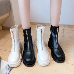 Boots Lady Boots Chaussures basse pour femmes Round orteil de luxe Designer Zipper Bootwomen talons plats Ankle Med Autumn Fashion Rubber 2023 Lolita