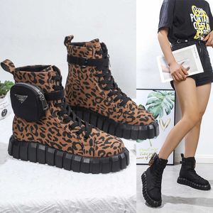 Bottes Grandes bottes pour femmes Nouvel imprimé léopard à semelles épaisses Sac à lacets muffin pour femmes Short Femme