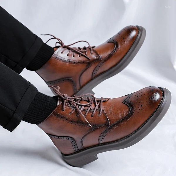 Botas de moda para hombre, vestido de fiesta de boda, cuero genuino, negro, marrón, zapatos Brogue tallados, Bota al tobillo de vaquero, Botas cortas geniales para hombre