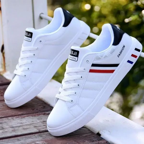 Boots Men Sneakers Chaussures décontractées Men Flats Zapatillas Hombre Pu Light Pu Leather Breathable Shoe Mens White Sports Tenis Chaussures