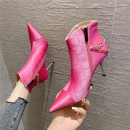 Botas con cadena de Metal para Mujer, Zapatos de retales con punta estrecha, botines hasta el tobillo, tacones finos cortos, Color sólido, Zapatos de cuero PU para Mujer