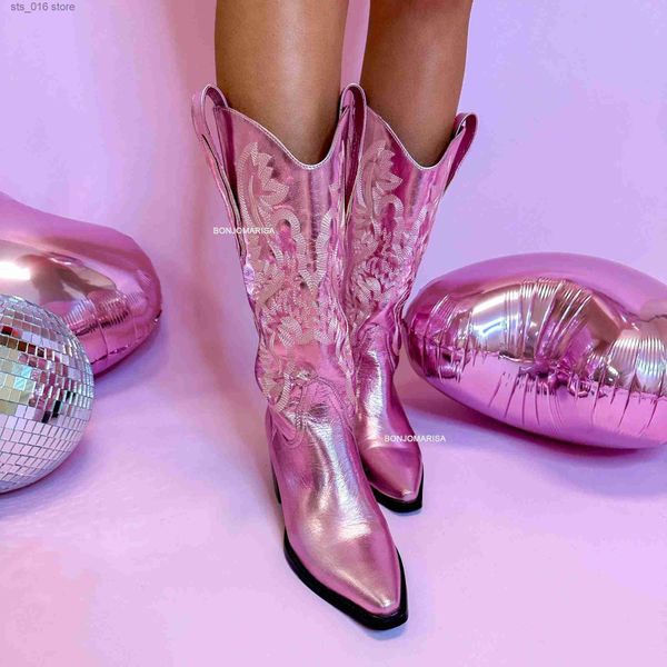 Bottes Bottes de cowboy métalliques roses Western Cowgirls bottes pour femmes bout pointu talon empilé mi-mollet marque Design chaussures brodées T230824