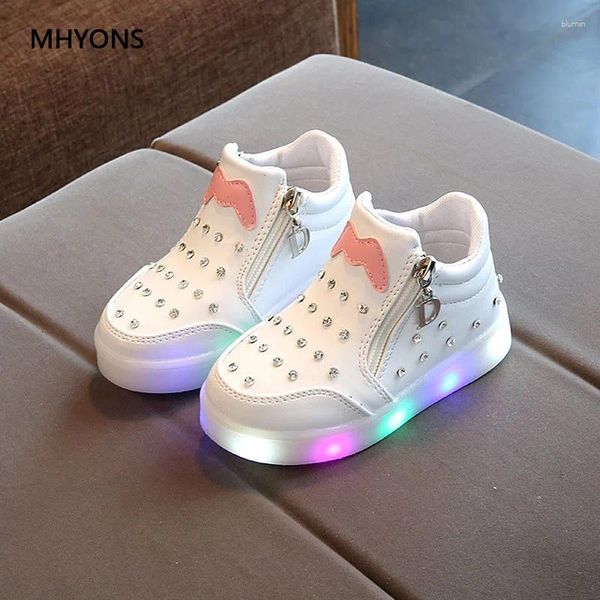 Bottes Mhyons 2024 Cildren's Lend LED Light Fashion Shoes Filles Girls Sthingestones Migne Rose Children's Casual Sneakers Baby