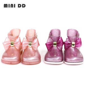 Botas Mini DD Niños Rainboots Gilrs Moda zapatos de gelatina de alta calidad Sparkle princesa arco zapatos PVC antideslizante bota de lluvia DD018 230701
