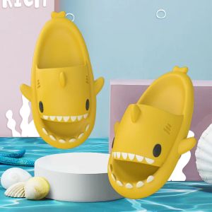 Botas Nuevas 2022 4cm Solipas de verano Suministras Funny Shark Shark Slippers Outdoor Women's Shoes Flipflops para hombres Cartooneva