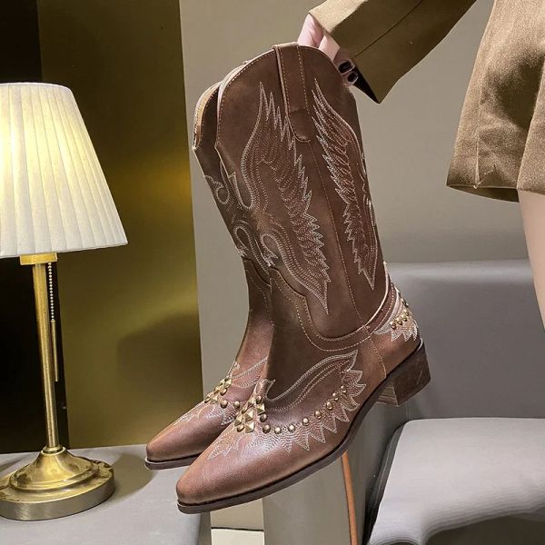 Botas nuevas 2024 zapatos de roca retro botas con tachuelas mujeres con tacón bajo chelsea occidental cuero corto rodilla diseñador de lujo gótico