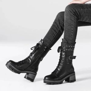 Boots Nouvelles bottes gothiques Femme Low Heel Black Femme Femme High Top Cuir Chaussures Femme Cool Femme Bottes parsemées 2022 Plateforme Punk Boots For Women