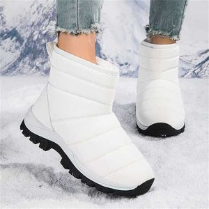 Bottes Nouveau hiver neige femmes manches mi-longues imperméables antidérapantes chaussures en coton chaud semelle épaisse en peluche et grand 230830
