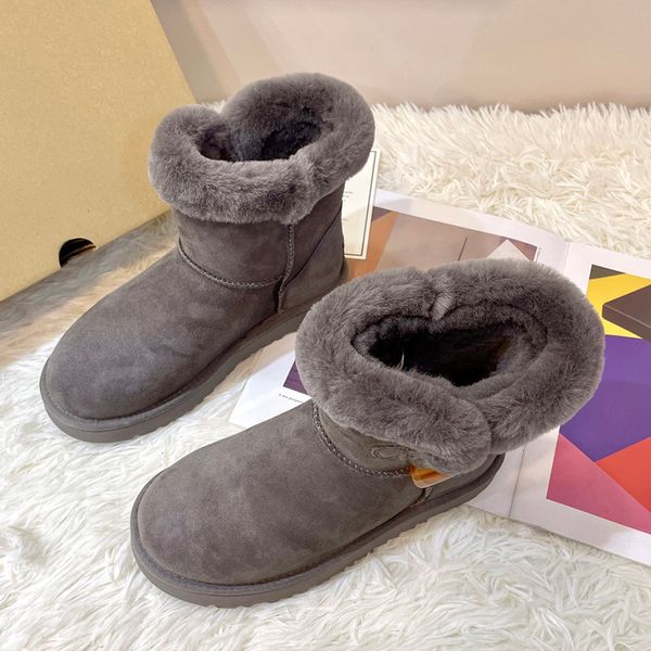 Botas Nuevas botas de suela plana para mujer Diseñador de lujo Color clásico combinado con hebilla de cuerno de vaca Bota de nieve en la parte superior Diseño de gamuza Antideslizantes y cálidos botines de invierno para mujer